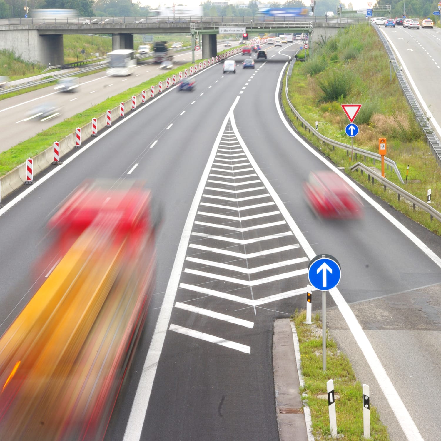 Welches Verhalten Ist Richtig Lkw Motorrad Vorfahrt Gewähren bahabbild