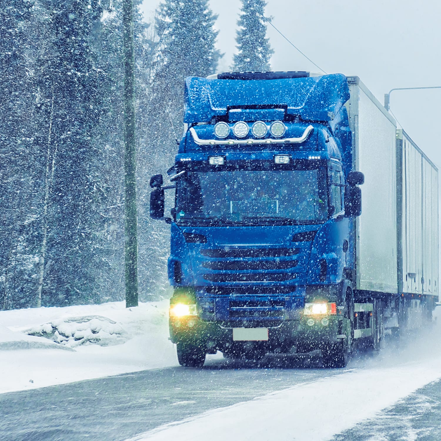 Hinter Lkw: Vorsicht vor herabfallenden Eisplatten | ADAC