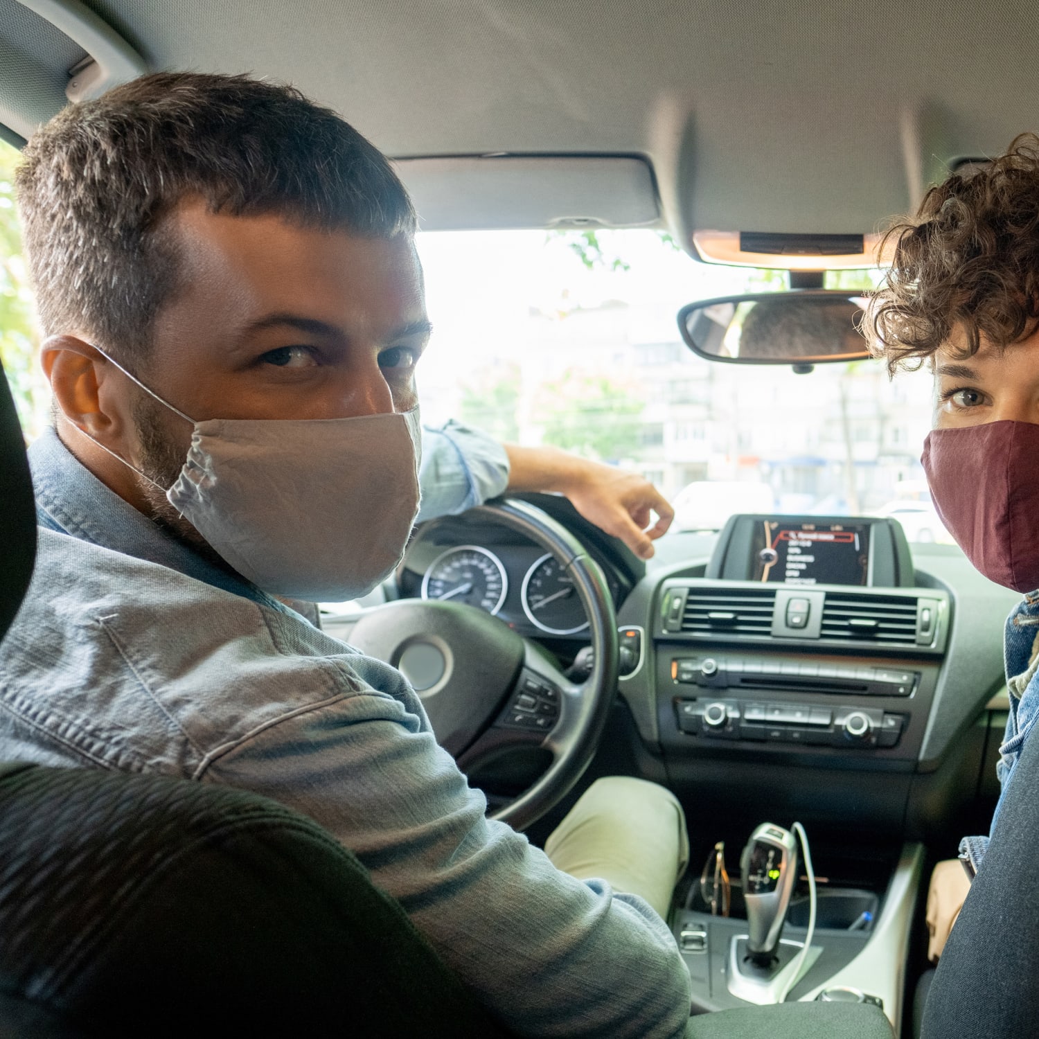 Mundschutz im Auto: Wann die Maske Pflicht ist | ADAC