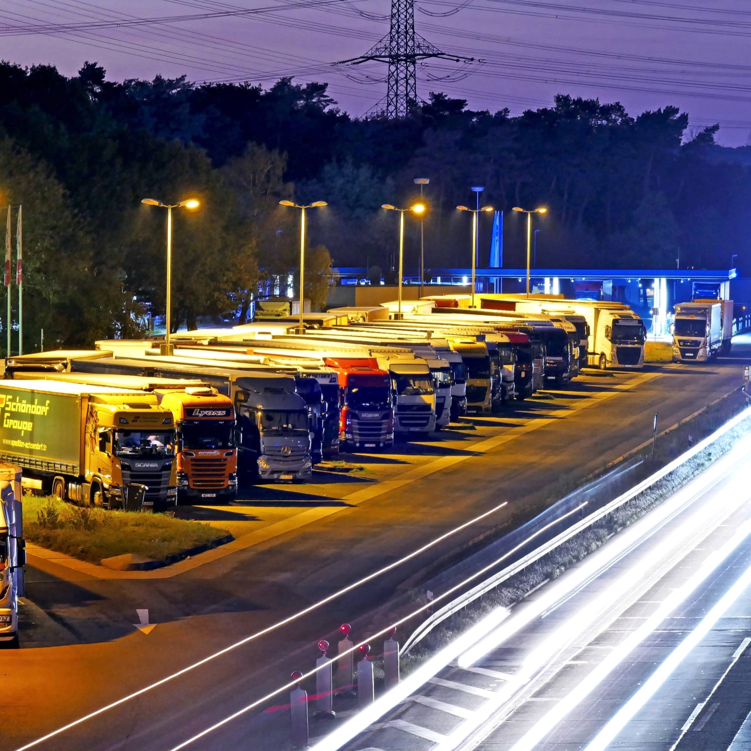 23.500 Lkw-Parkplätze fehlen in Deutschland | ADAC