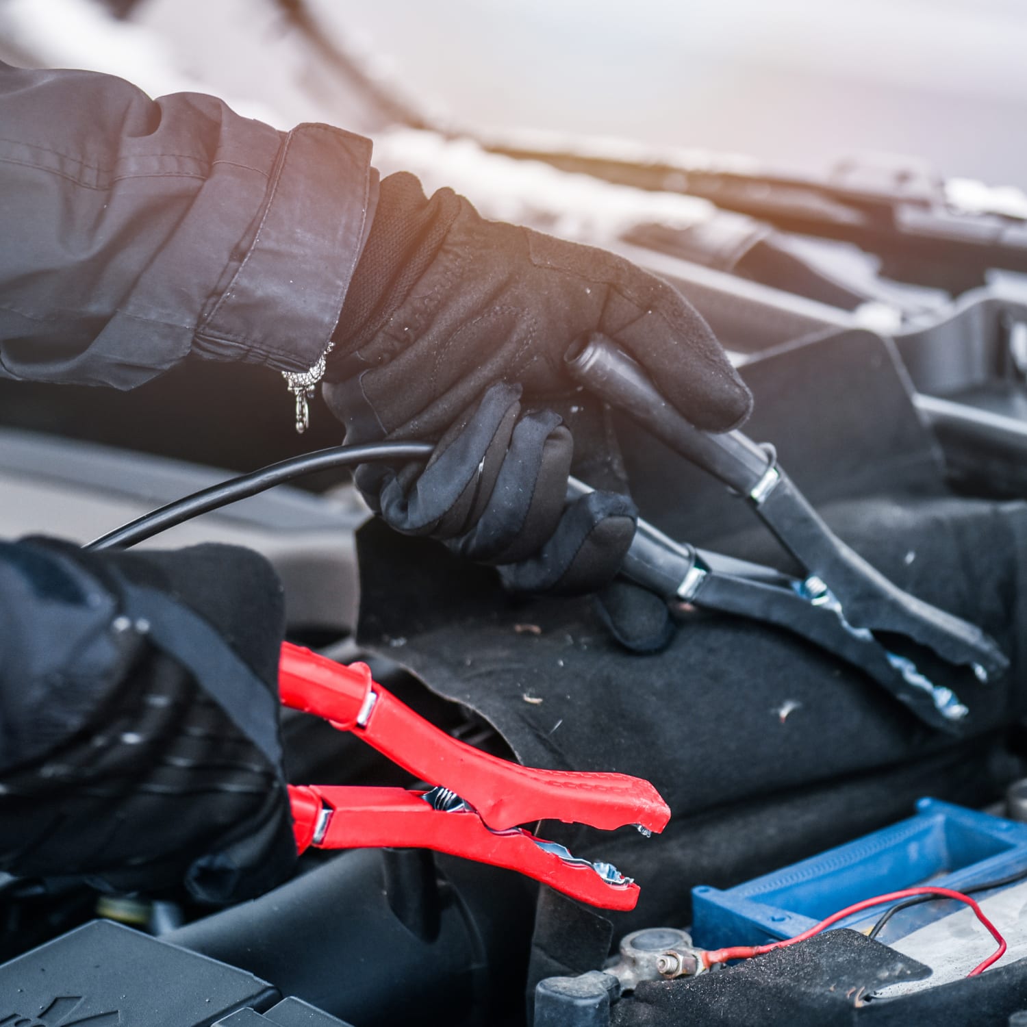 Auto überbrücken So geben Sie richtig Starthilfe ADAC