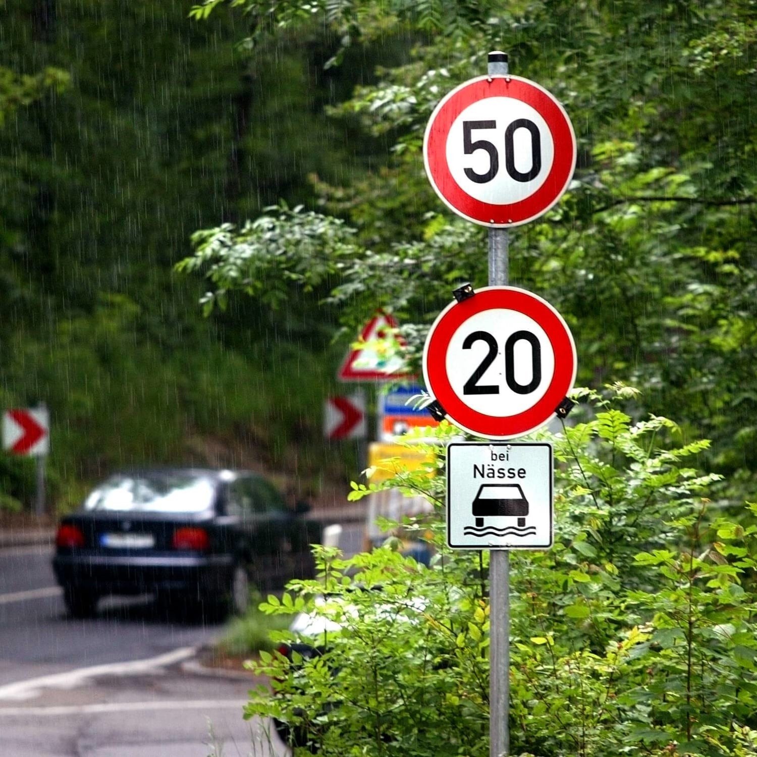 Tempolimit Mit Schild Bei Nasse Wann Ist Eine Strasse Nass Adac