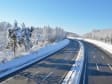 Eine leere Autobahn im Winter