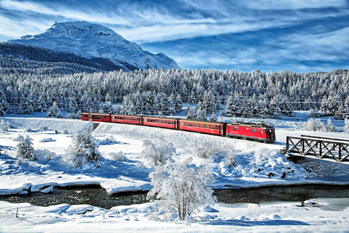 Die Rhaetische Bahn fährt durch die Schweiz, durch den Stazer Wald