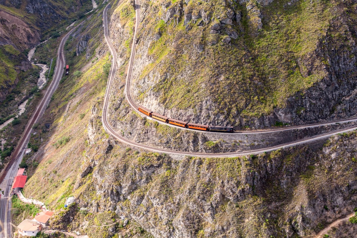 Ein Zug fährt in Ecuador durch die Anden an der Teufelsnase entlang