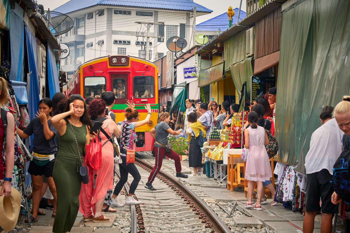 Ein Zug fährt durch den Mae Klong Markt in Bangkok