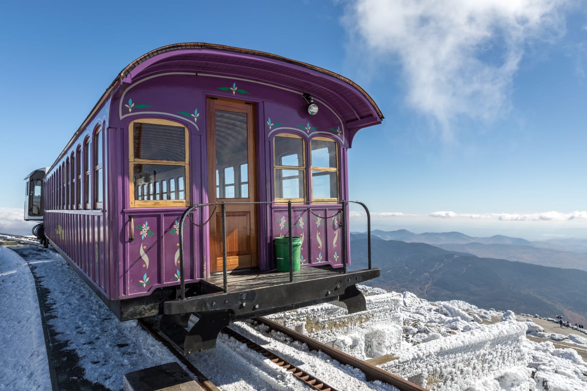 Ein Zug steht auf dem Mount Washington in New Hampshire, USA im Schnee