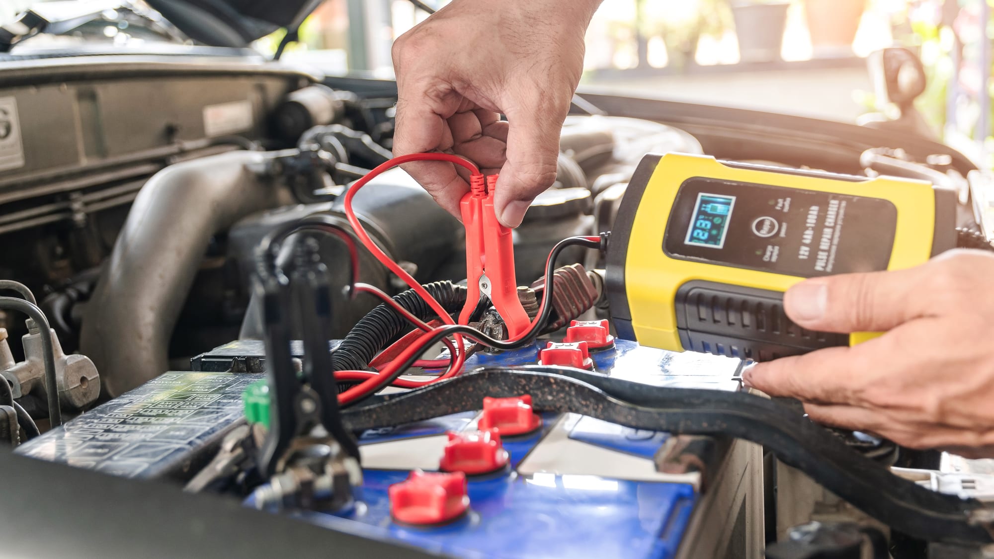 Autobatterie laden: So machen Sie die Batterie wieder fit | ADAC