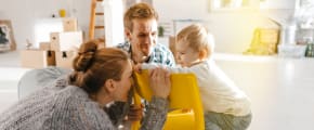 Familie spielt mit Kind - Familien Rechtsschutzversicherung ADAC
