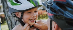 Kind mit Fahrradhelm - Unfallversicherung Kinder ADAC