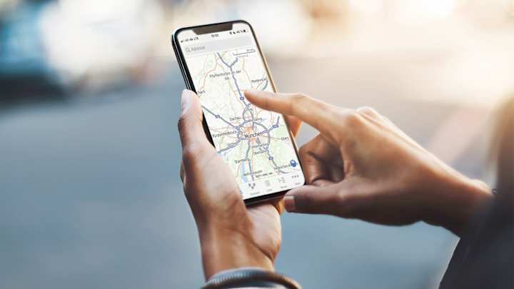 Frau sucht Route mit ADAC Maps App