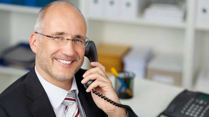 Anwalt berät am Telefon - Rechtsberatung Rechtsschutzversicherung ADAC