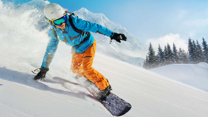 Snowboarder auf der Piste - Privathaftpflichtversicherung für Wintersportler