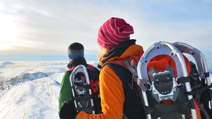 Paar geht auf eine Skitour - Reiserücktrittsversicherung für Wintersportler