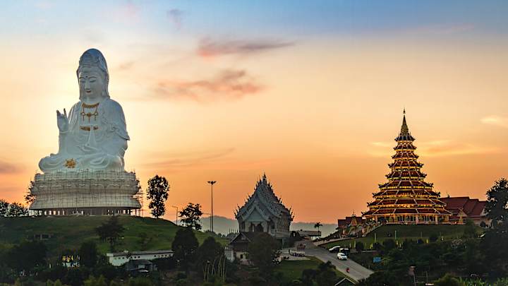 Tempel und Buddha-Statue in Thailand