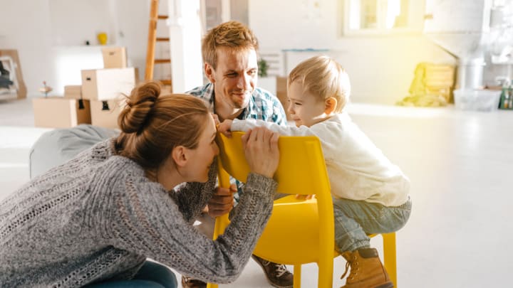Familie spielt mit Kind - Familien Rechtsschutzversicherung ADAC