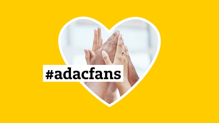 mehrere Hände klatschen sich ab