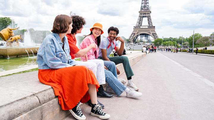 Studenten sitzen vor dem Eifelturm