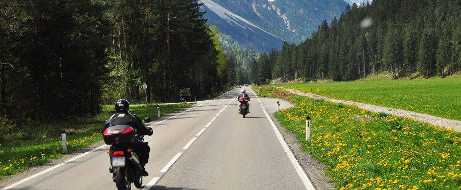 Motorradfahrer auf der Bundesstraße im Lechtal