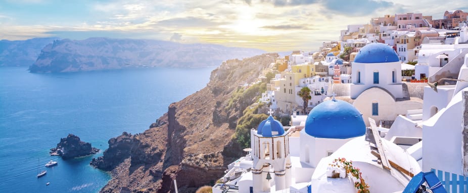 Ein Blick über die blauen Dächer von Santorini auf das Meer