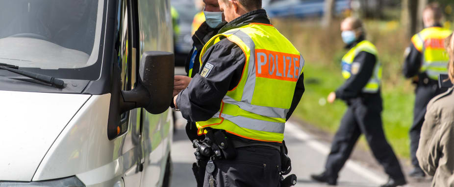 Bundespolizisten kontrollieren einen Autofahrer an der Grenze
