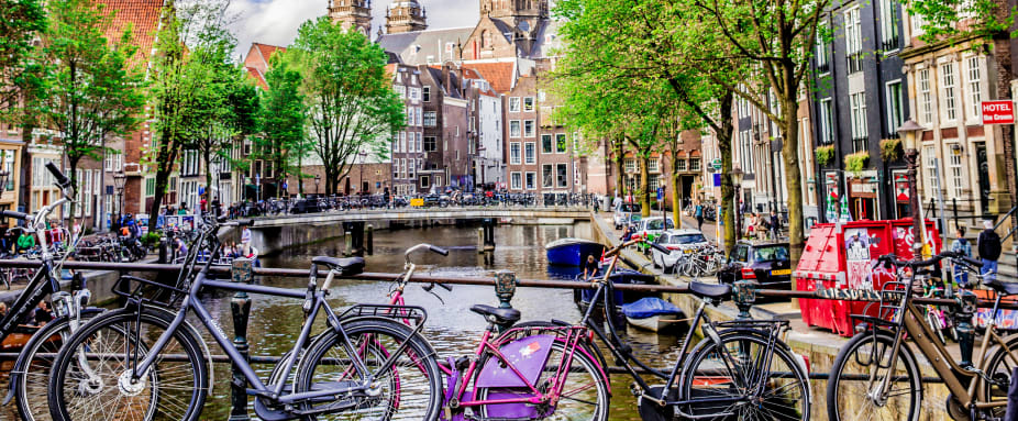 Blick auf Krachten in Amsterdam mit Fahrrädern am Brückengeländer