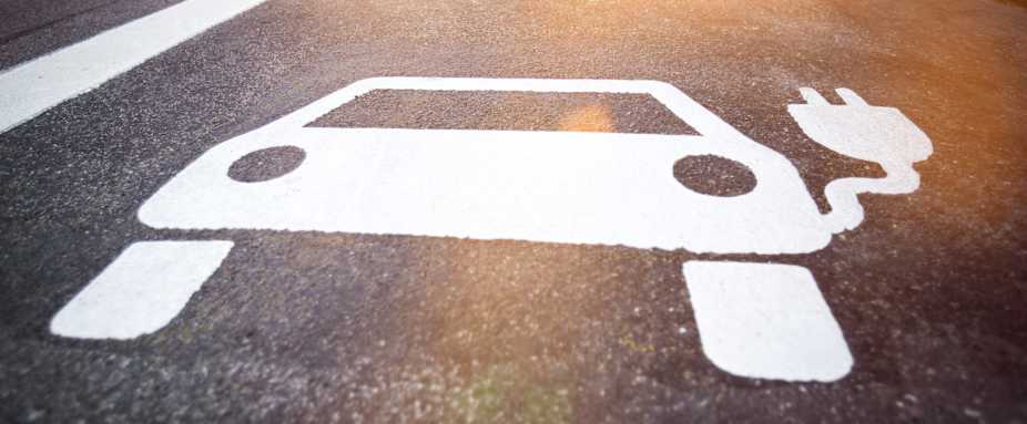 Symbol für Ladestation von Elektroautos auf dem Asphalt