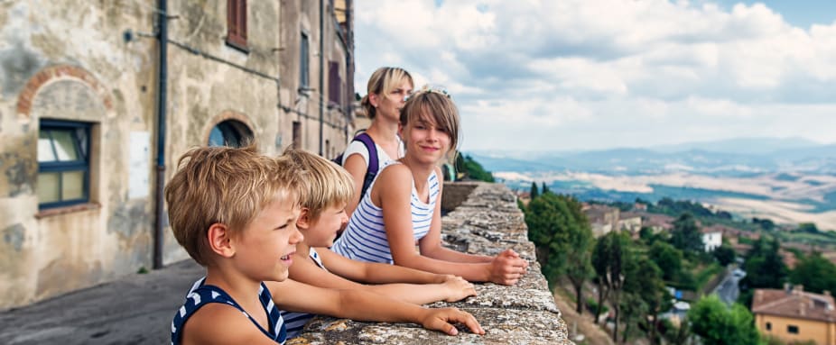 Mutter und Kinder blicken auf Volterra in der Toskana