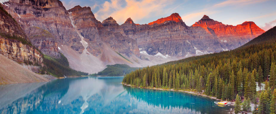 Hohe Berge an einem türkisen See