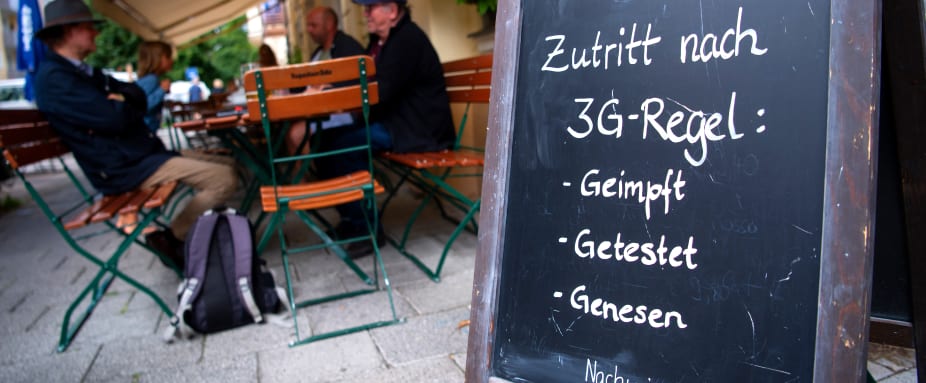 Hinweisschild zur 3G-Regel steht vor einem Restaurant