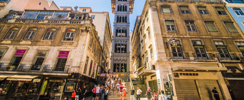 Ein belebter Platz vor dem Santa Justa Lift in Lissabon