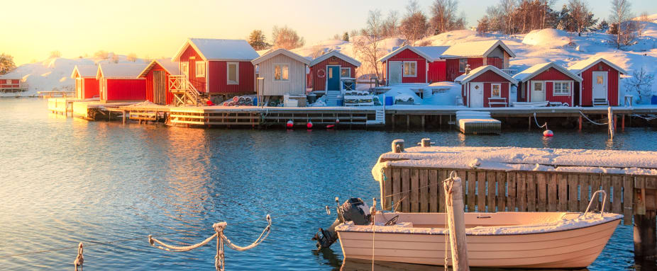 Rote H�user im Winter an einem Hafen in Schweden