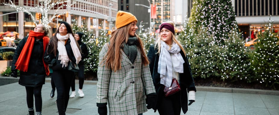 Zwei Frauen schlendern durch das weihnachtliche New York