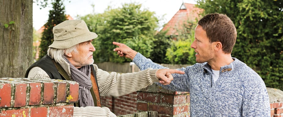 Nachbarschaftsstreit am Gartentor - Rechtsschutzversicherung Wohnen ADAC