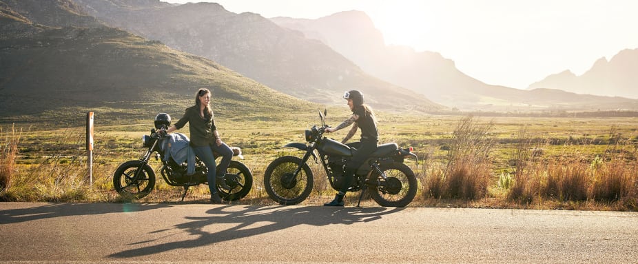 Frauen auf Motorradtour in den Bergen - Motorradversicherung ADAC