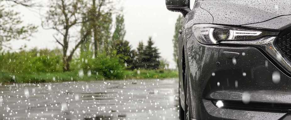 Hagelk�rner prasseln auf Stra�e und Auto - Hagelschaden am Auto ADAC Autoversicherung