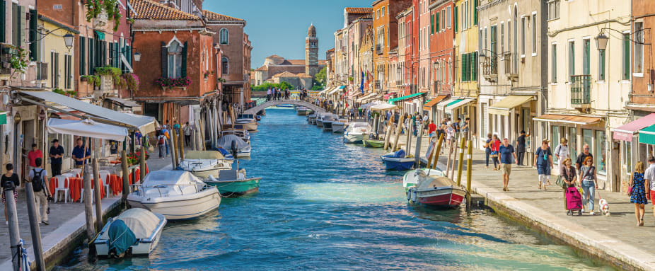Touristen an einem sonnigen Tag am Kanal in Murano, Venedig