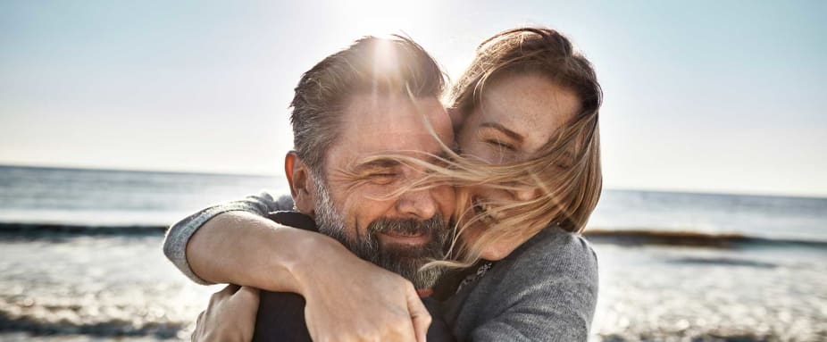 Auslandskrankenversicherung: Paar glücklich am Strand