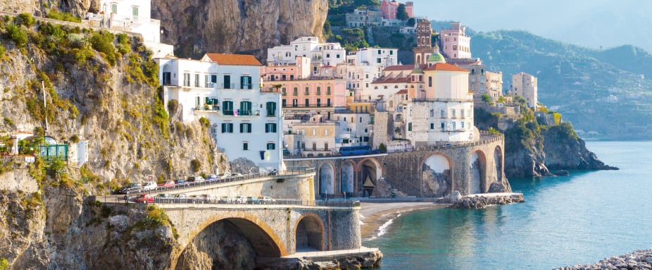 Morgenblick auf Amalfi cityscape an der Küste des Mittelmeers, Italien