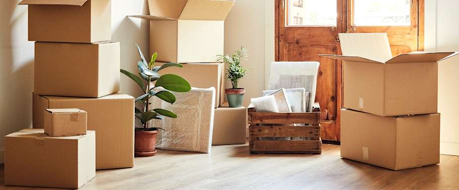 Kartons stehen in einem Rauf auf dem Boden