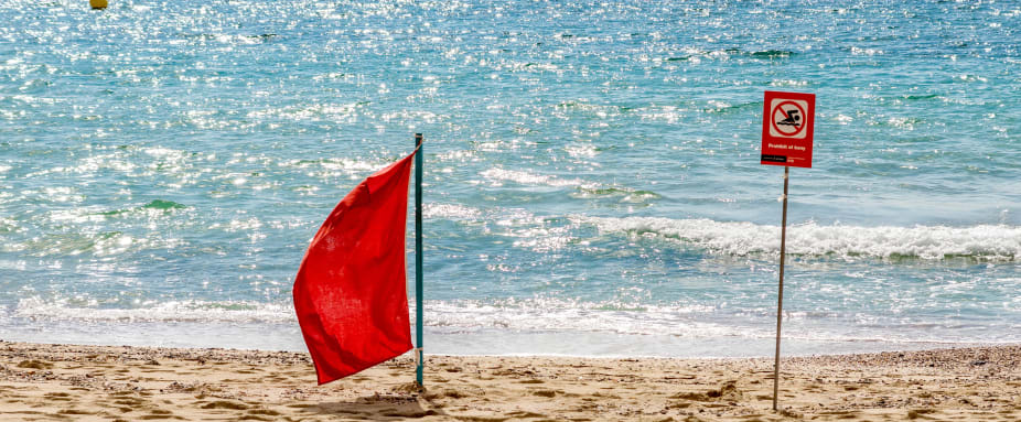 Rote Flagge an einem Strand von Mallorca