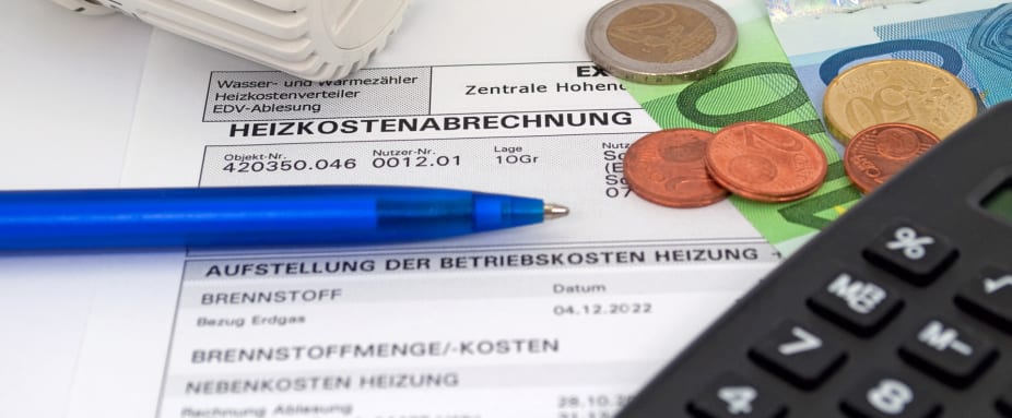Hezkostenabrechnung mit Geld, Taschenrechner und Heizungsregulator - Rechtsberatung Energiekrise ADAC