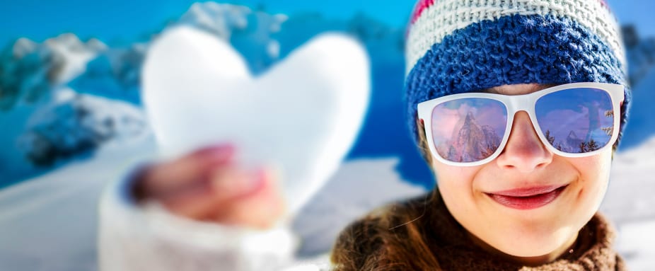 Mädchen it Schneeherz und Sonnenbrille - Versicherungen Wintersport