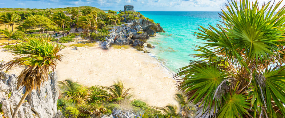 Tropischer Strand mit Blick auf Mayaruine in Mexiko