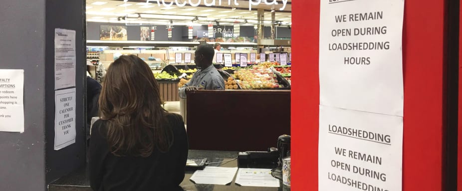 Frau in einem Supermarkt in Kapstadt während dem Loadshedding