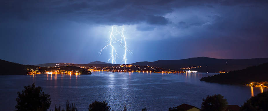Blitzeinschlag über dem Meer in Kroatien