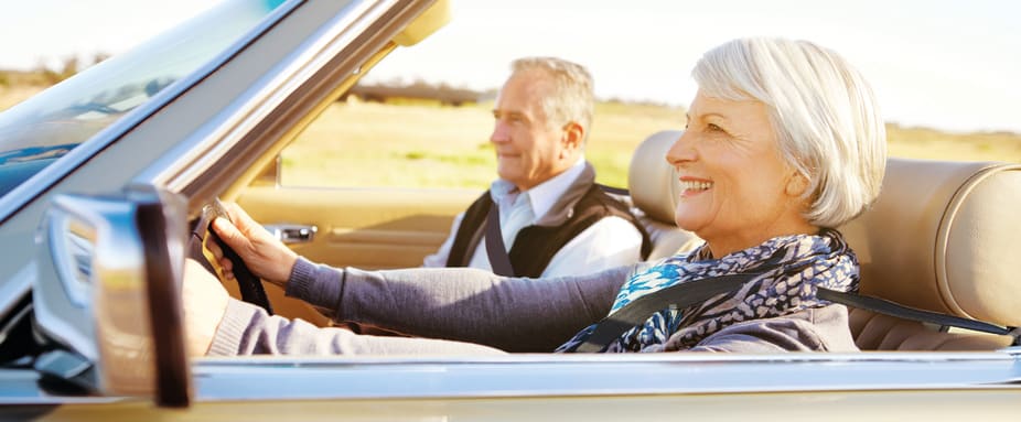 Rentnerin fährt mit ihrem Partner Cabrio