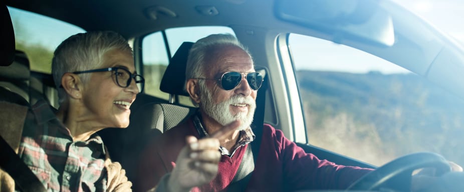 Seniorenpaar fährt in einem Auto