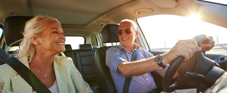 Älteres Ehepaar fährt Auto