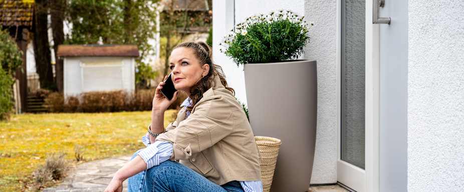Schlüssel weg, Tür zu! Eva Brenner vor der Haustür und versucht, telefonisch Hilfe eines Schlüsselnotdienstes zu organisieren.